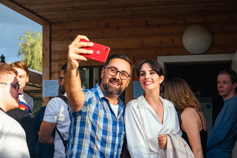 Ein Mann und eine Frau machen auf einer Party ein Selfie.